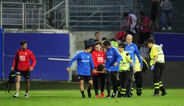 Seguidores del Sevilla caen tras ceder una de las vallas en Ipurúa