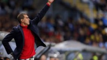 Gaizka Garitano, da indicaciones a sus jugadores durante el partido de Liga en Primera División ante el Málaga.