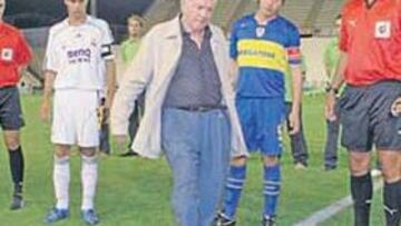 <b>LUJO. </b>El II Mundialito homenajeó a Alfredo Di Stéfano, que efectuó el saque de honor.