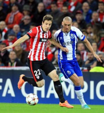El delantero del Athletic Club Guillermo Fernández (i) lucha un balón con el defensa brasileño del Oporto Maicon, durante el partido de la fase de grupos de Liga de Campeones, disputado hoy en el estadio de San Mamés, en Bilbao.
