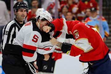 No es la primera ni la 迆ltima vez que ver芍n esta imagen asociada al hockey hielo, un deporte de contacto en muchos sentidos. A falta de saber qu谷 desencaden車 este intercambio de impresiones entre Brenden Dillon (izda.), de los New Jersey Devils, y Jonah Gadjovich (dcha.), de los Florida Panthers, est芍 claro que no alcanzaron un acuerdo.