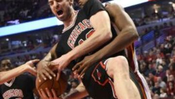 Pau Gasol lucha por el balón con Hassan Whiteside.