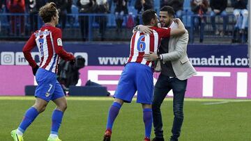 GRA273. MADRID, 17/12/2016.- Los jugadores del Atl&eacute;tico de Madrid, Antoine Griezmann (i) y Koke Resurecci&oacute;n (c) saludan al exfutbolista del equipo &Aacute;lvaro Dom&iacute;nguez (d), que ha realizado el saque de honor del partido frente a Las Palmas, de la decimosexta jornada de la Liga de Primera Divisi&oacute;n que se juega hoy en el Vicente Calder&oacute;n, en Madrid. EFE/Kiko Huesca