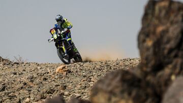 Lorenzo Santolino con la Sherco en Arabia.