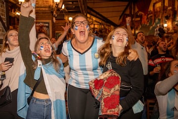 Después de un partido lleno de tensión, los seguidores argentinos explotan de alegría tras ver a su selección Campeona del Mundo.