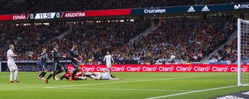 1-0. Diego Costa marcó el primer gol.
