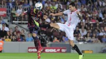 Barcelona&#039;s Brazilian defender Dani Alves (L) scores against Sevilla&#039;s midfielder Vitolo during the Spanish league football match FC Barcelona vs Sevilla FC at the Camp Nou stadium in Barcelona on September 14, 2013.  AFP PHOTO/ JOSEP LAGO