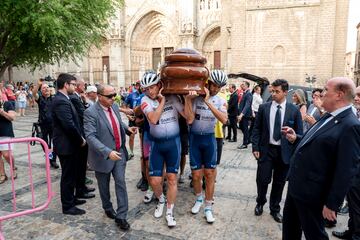 Un grupo de ciclistas carga el féretro con los restos del mítico ciclista toledano a su llegada a la capilla ardiente. 