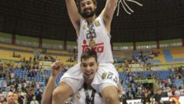 TRADICIÓN. Llull corta, aupado por Hernangómez, la red de la canasta tras ganar la Intercontinental.