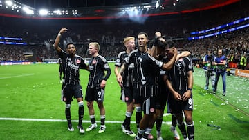 Soccer Football - UEFA Champions League - Eintracht Frankfurt v Galatasaray - Deutsche Bank Park, Frankfurt, Germany - September 18, 2025 Eintracht Frankfurt's Jonathan Burkardt celebrates scoring their third goal with Ansgar Knauff and teammates REUTERS/Kai Pfaffenbach
