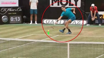 La pelota a 15 cms. de botar y Federer, en esa postura, inventó el punto del torneo