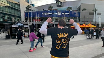 Un aficionado de Los Ángeles Lakers muestra la camiseta con el ‘77’ de Luka Doncic.
