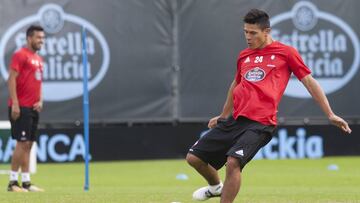 Facundo Roncaglia golpea el bal&oacute;n durante un entrenamiento del Celta en A Madroa.