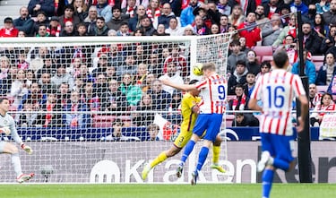 Ocasión de cabeza del jugador del Atlético de Madrid, Sorloth, que se estrelló contra el palo. 
 



