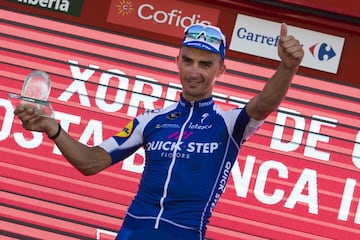 Julian Alaphilippe en el pódium de la etapa Hellín - Xorret de Catí. 