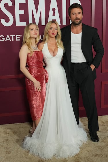 Amanda Seyfried, Sydney Sweeney y Brandon Sklenar posan en la alfombra roja de la premier de 'The Housemaid' celebrada en el Grauman's Chinese Theatre de Hollywood.