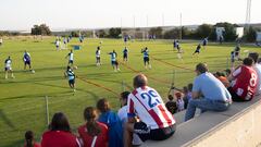 Un grupo de aficionados observan el último entrenamiento del Atlético en la primera semana de estadía de Los Ángeles de San Rafael.
