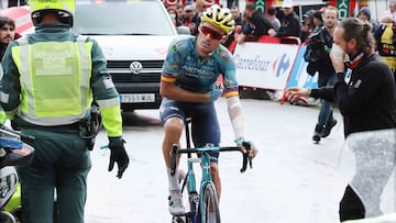 Luis León Sánchez, dolorido y magullado al cruzar la línea de meta en Bejes.