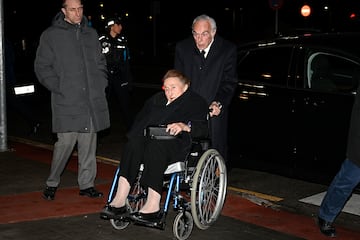 La infanta Margarita y el doctor Carlos Zurita llegando a la capilla ardiente de Fernando Gómez-Acebo.