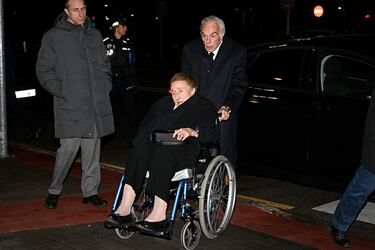La infanta Margarita y el doctor Carlos Zurita llegando a la capilla ardiente de Fernando Gómez-Acebo.