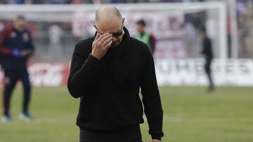 Futbol, Palestino vs Universidad de Chile.
 Primera fecha, segunda rueda campeonato nacional 2019.
 Los entrenador de Universidad de Chile Alfredo Arias se lamentan al final del partido contra Palestino por primera division en el estadio La Cisterna de Santiago, Chile.
 27/07/2019
 Marcelo Hernandez/Photosport
 
 Football, Palestino vs Universidad de Chile.
 First date, wheel National Championship 2019.
 Universidad de Chile&#039;s head coach Alfredo Arias reacts after the end game against Palestino for first division match held at La Cisterna stadium in Santiago, Chile.
 27/07/2019
 Marcelo Hernandez/Photosport