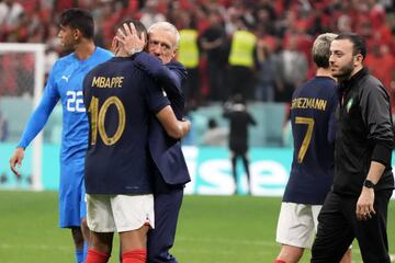 Didier Dechamps, seleccionador de Francia, saludando a Mbappé. 