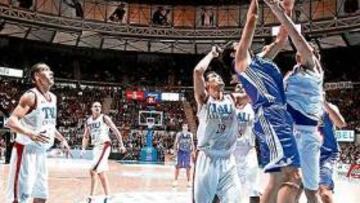 <b>GRAN BATALLA. </b>Mumbrú y Splitter pelean por un rechace. El Madrid ganó la contienda reboteadora, pero naufragó en otros muchos apartados, como en las pérdidas.