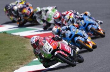 Romano Fenati a la cabeza en la carrera de Moto3.