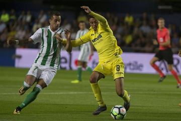 Fornals y Sergio León en un duelo entre el Betis y el Villarreal.