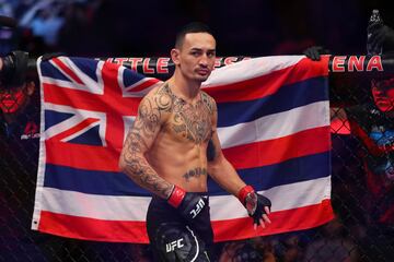 Max Holloway antes de comenzar el combate por el título de peso pluma de la UFC.