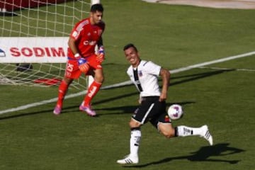 Esteban Paredes tiene como victima predilecta a la U. Suma 8 goles en 8 partidos con la U, en el último Superclásico convirtió los dos del triunfo por 2-0 en el Nacional el 15 de marzo pasado.