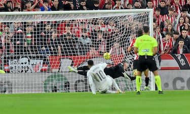 0-1. Arranca Kylian Mbappé casi desde el centro del campo, se planta en el balcón del área del Athletic y finaliza con la derecha, al palo largo de Unai Simón.