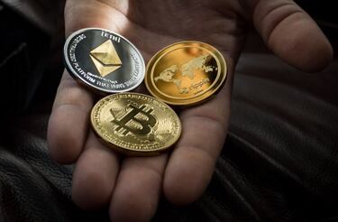 La criptomoneda Bitcoin se desploma por debajo de los 33.000 dólares