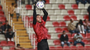 José de Jesús Corona calienta previo a un partido con Xolos.