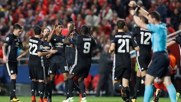 El &aacute;rbitro Feliz Zwayer apunta hacia el ojo del halc&oacute;n y valida el gol de Marcus Rashford, el del la victoria del United ante el Benfica.