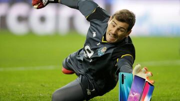 A Iker Casillas le falla su móvil y abre una encuesta para elegir uno nuevo