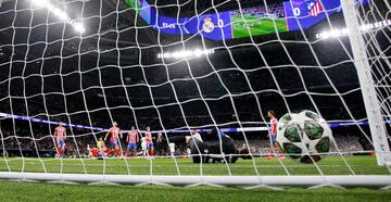 1-0. Federico Valverde pasa el baln a la espalda de Javi Galn para Rodrygo . El brasile?o traza la diagonal dentro del rea y con la izquierda, dispara al palo largo de Jan Oblak para anota el primer tanto.