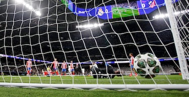 1-0. Federico Valverde pasa el balón a la espalda de Javi Galán para Rodrygo . El brasileño traza la diagonal dentro del área y con la izquierda, dispara al palo largo de Jan Oblak para anota el primer tanto.