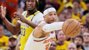 INDIANAPOLIS, INDIANA - MAY 10: Josh Hart #3 of the New York Knicks reaches for a loose ball during the first quarter \I in Game Three of the Eastern Conference Second Round Playoffs at Gainbridge Fieldhouse on May 10, 2024 in Indianapolis, Indiana. NOTE TO USER: User expressly acknowledges and agrees that, by downloading and or using this photograph, User is consenting to the terms and conditions of the Getty Images License Agreement. Andy Lyons/Getty Images/AFP (Photo by ANDY LYONS / GETTY IMAGES NORTH AMERICA / Getty Images via AFP)