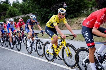 Van der Poel con el maillot amarillo.