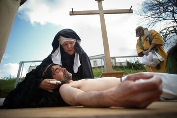 Varias personas durante el Viacrucis viviente de O Valadouro en el Miércoles Santo.