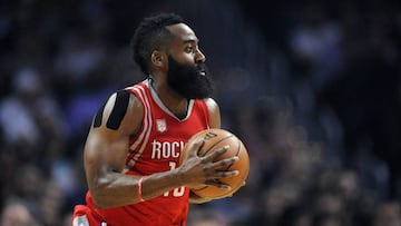 James Harden lleva la pelota durante un partido contra Los Angeles Clippers.