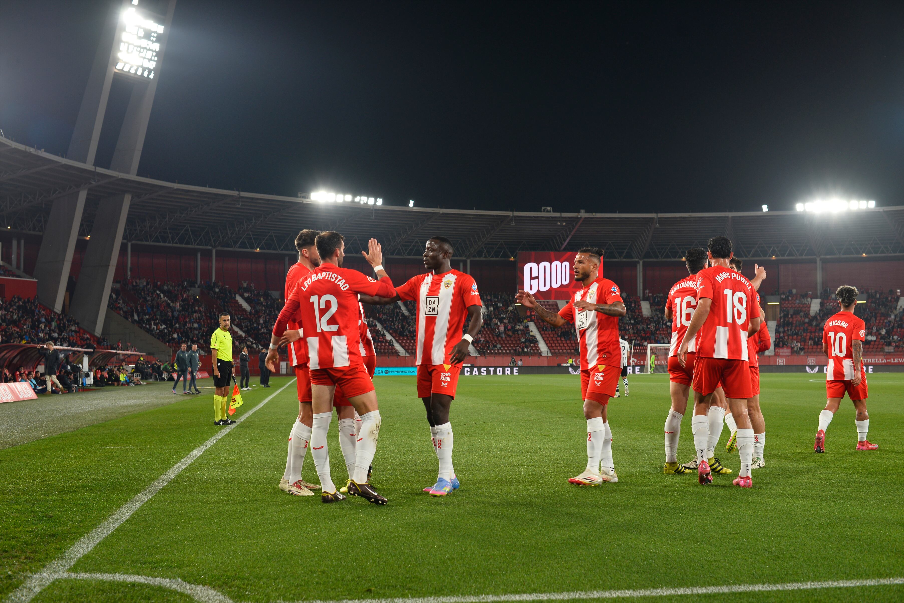 Baptistao, felicitado tras su gol.