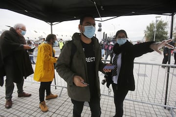 Estas fueron las imágenes más llamativas que dejó la vuelta de los fanáticos de Colo Colo a Pedrero. El Doctor Ugarte, Miiko Albornoz y hasta un bebé llegaron al recinto.