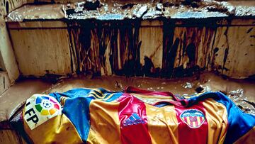 Un tifo icónico en Mestalla en memoria de las víctimas