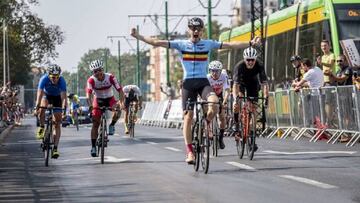 Maxim Pirard celebra su título de campeón del mundo de gran fondo.