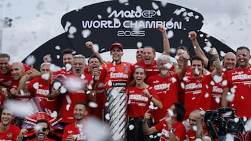 Jimmy Martínez es el que se encuentra junto a Gigi Dall'Igna.