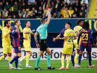 El árbitro del partido Javier Alberola saca tarjeta roja al defensa portugués del Villarreal, Renato Veiga, en el minuto 38. (EFE/Biel Alino)