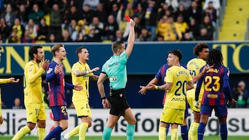 El árbitro del partido Javier Alberola saca tarjeta roja al defensa portugués del Villarreal, Renato Veiga, en el minuto 38.