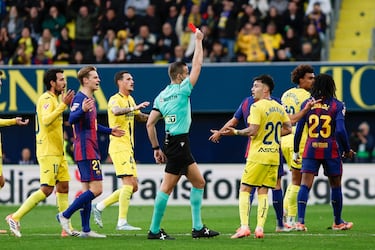  El árbitro del partido Javier Alberola saca tarjeta roja al defensa portugués del Villarreal, Renato Veiga, en el minuto 38. 